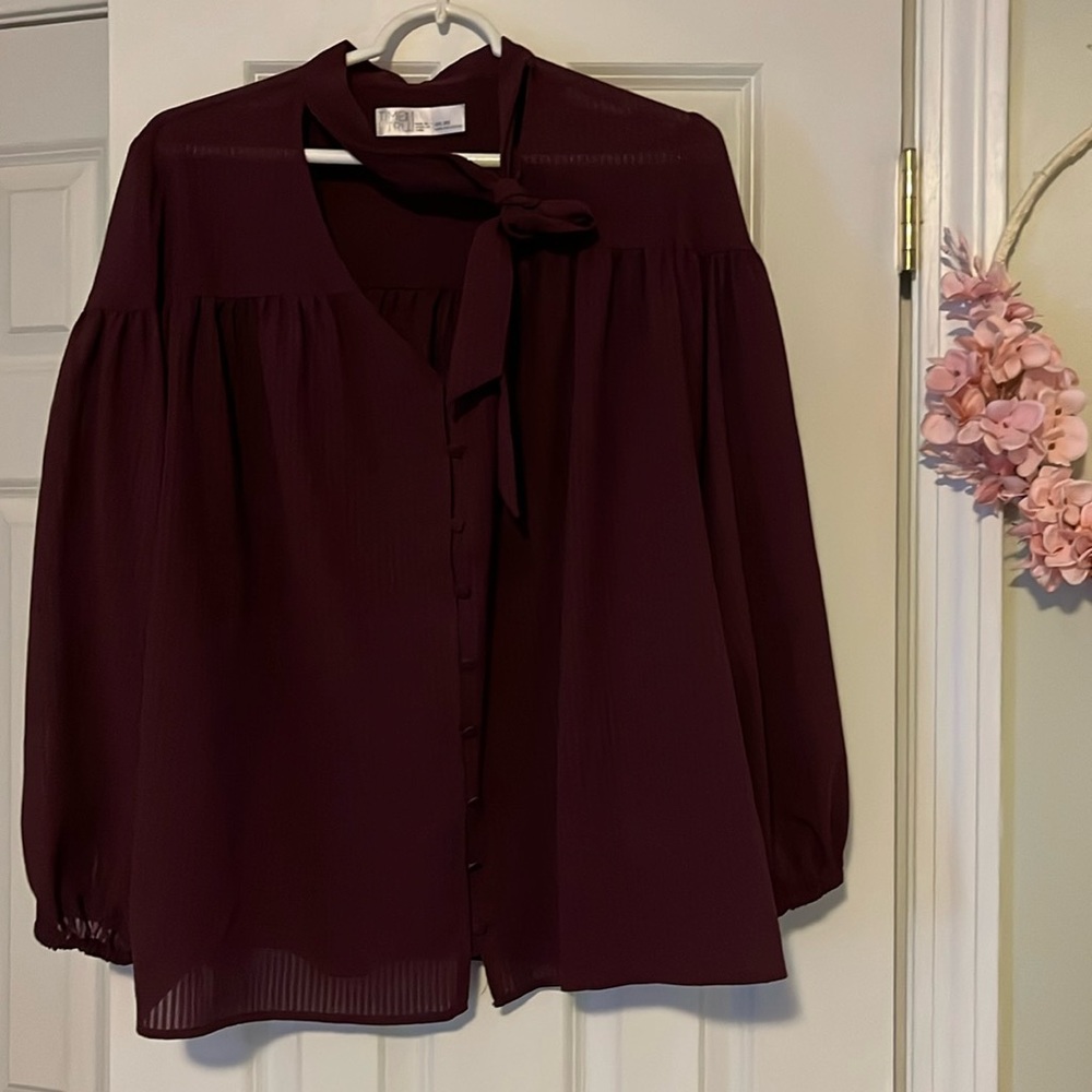 Ladies blouse with tie